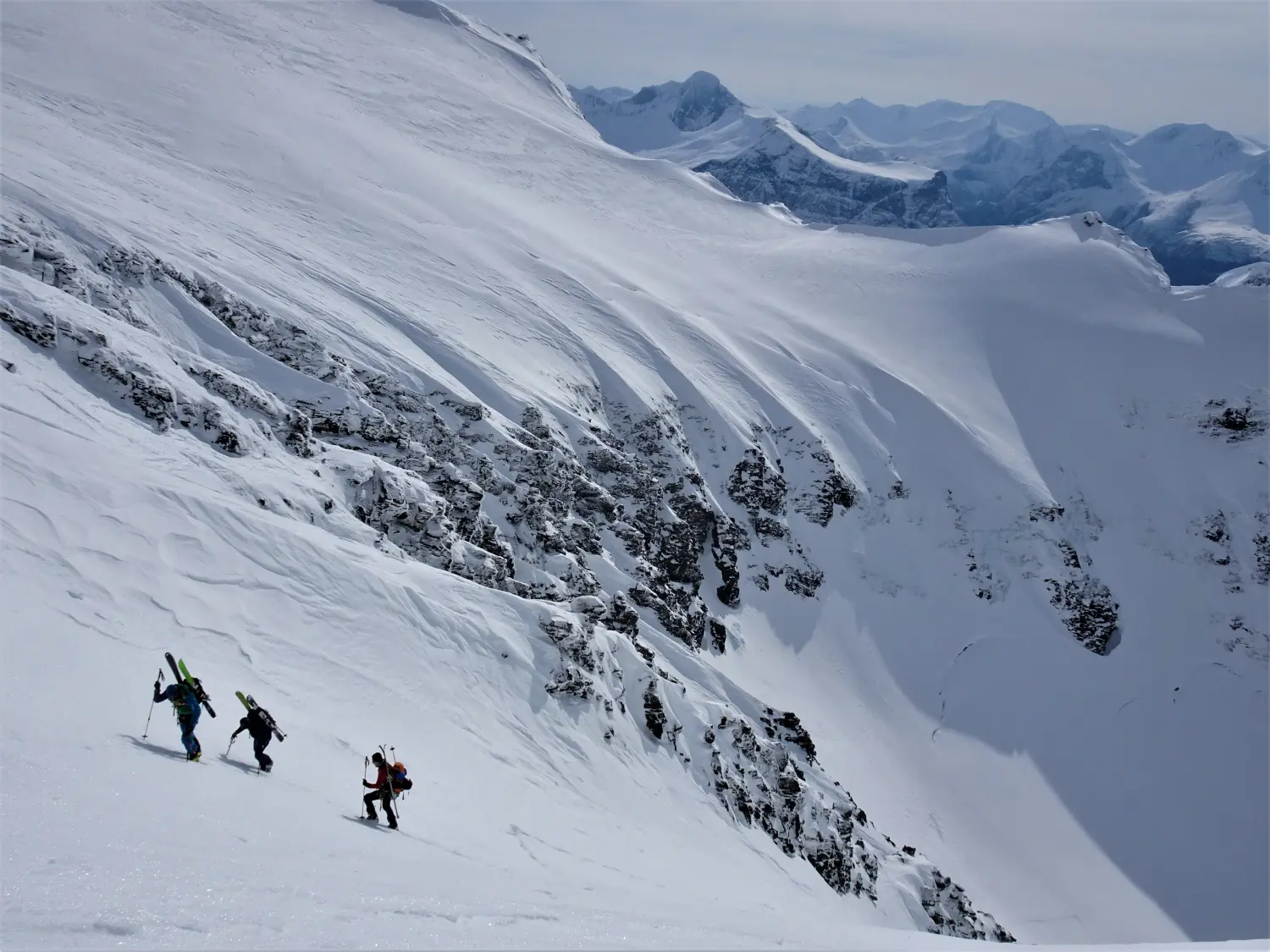 Winterschnee bei Bergspur