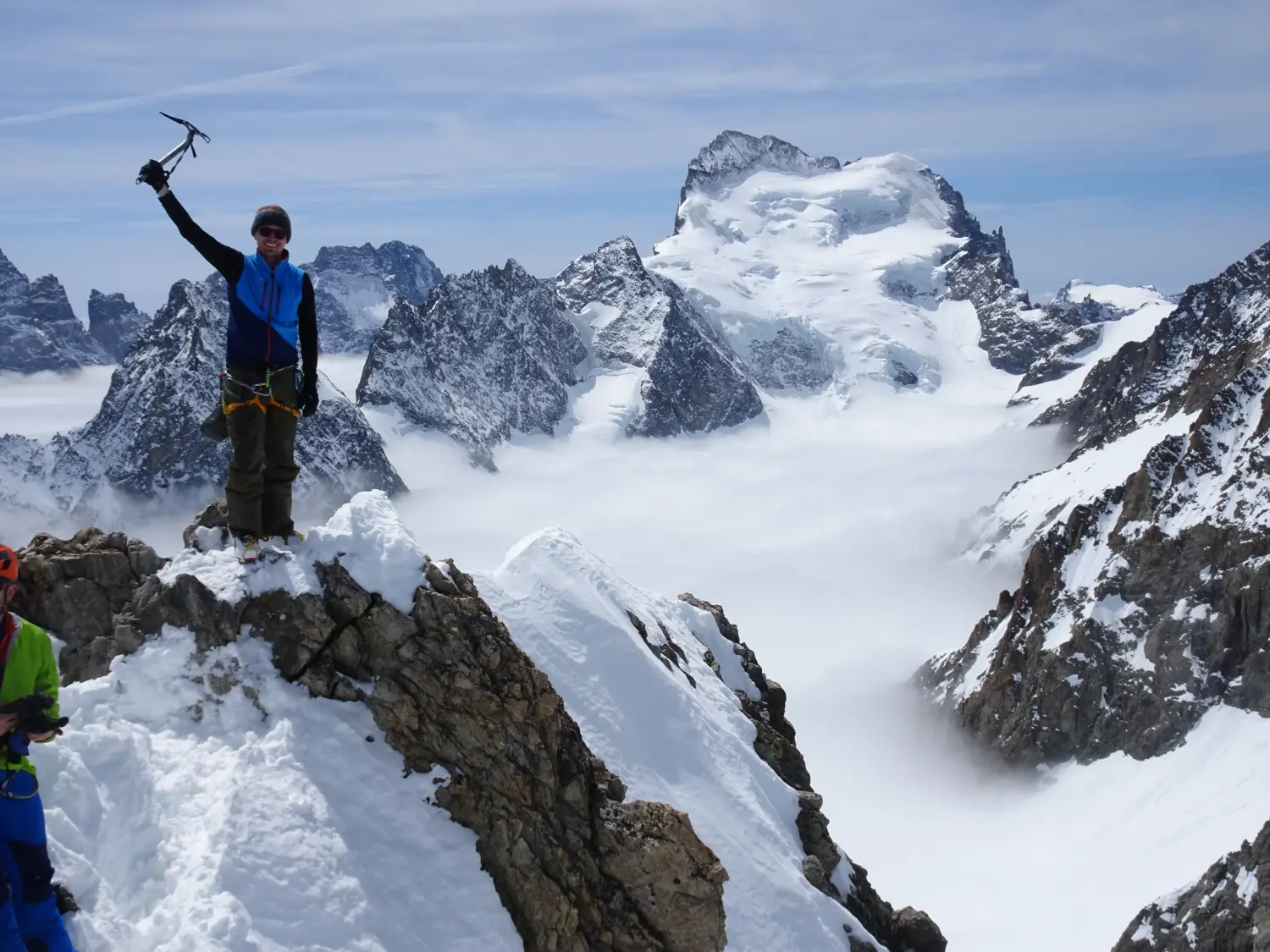 Winterschnee bei Bergspur