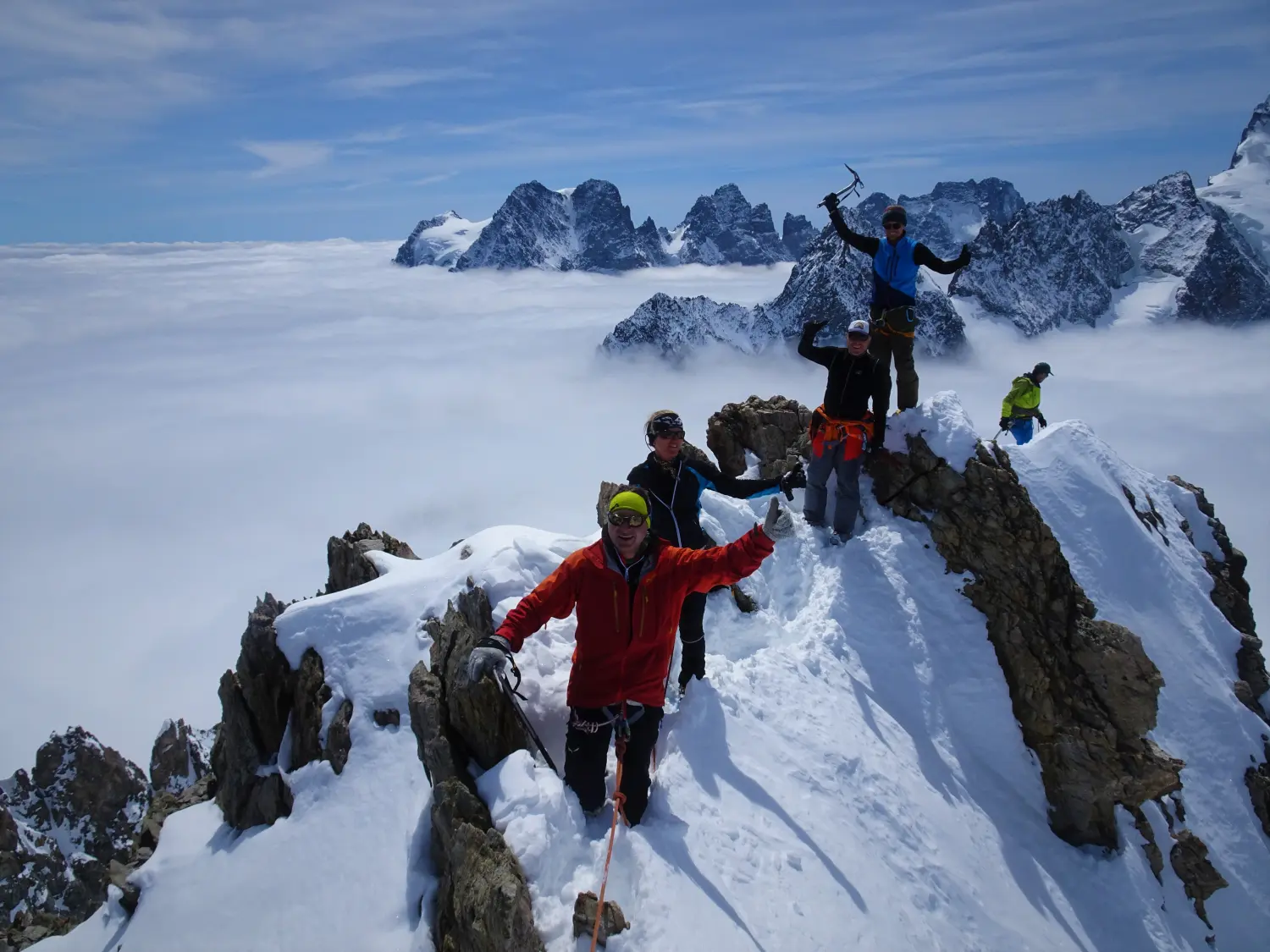 Winterschnee bei Bergspur