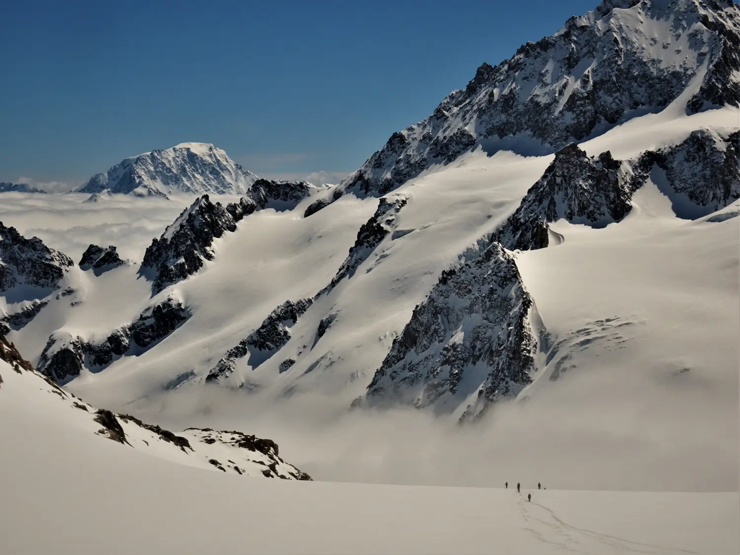 Winterschnee bei Bergspur