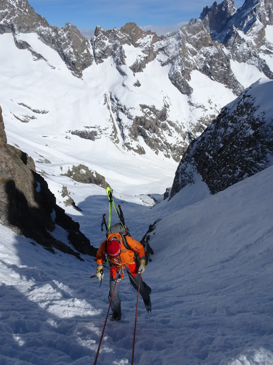 Winterschnee bei Bergspur