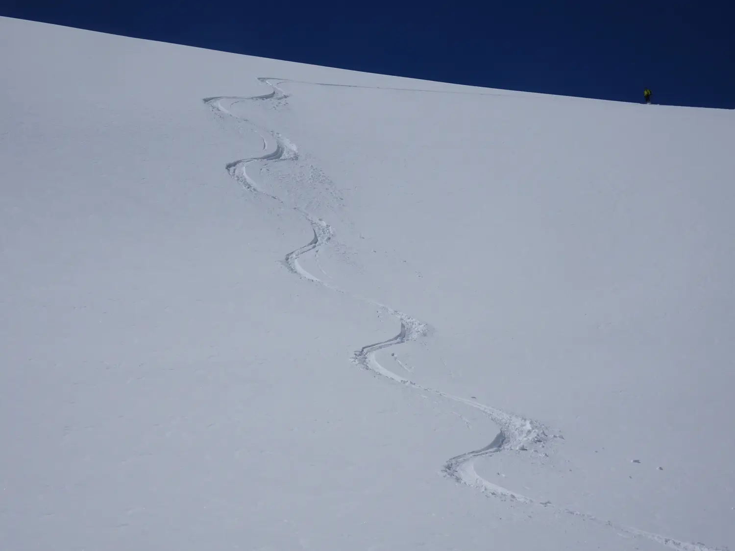 Winterschnee bei Bergspur