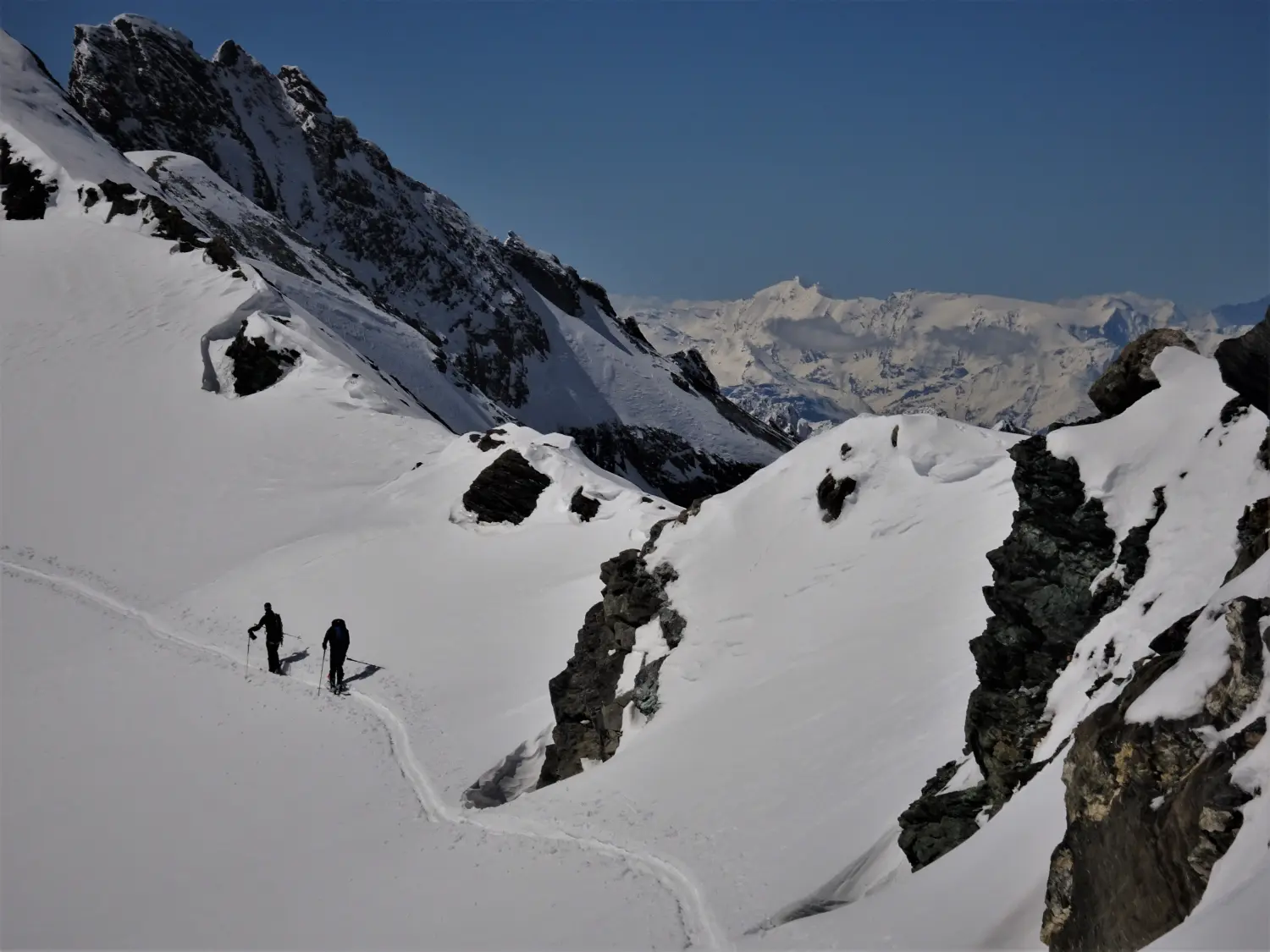 Winterschnee bei Bergspur