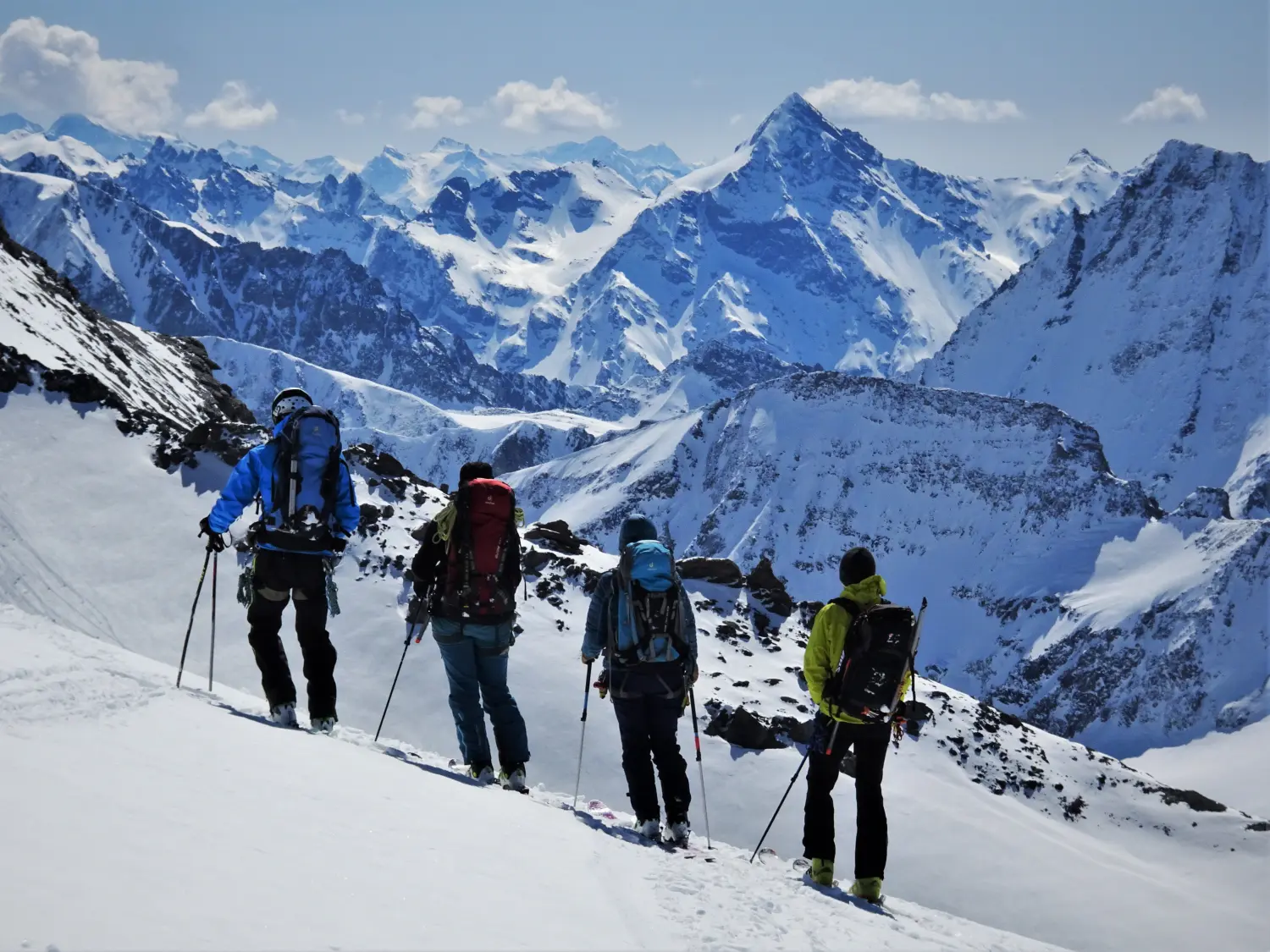 Winterschnee bei Bergspur