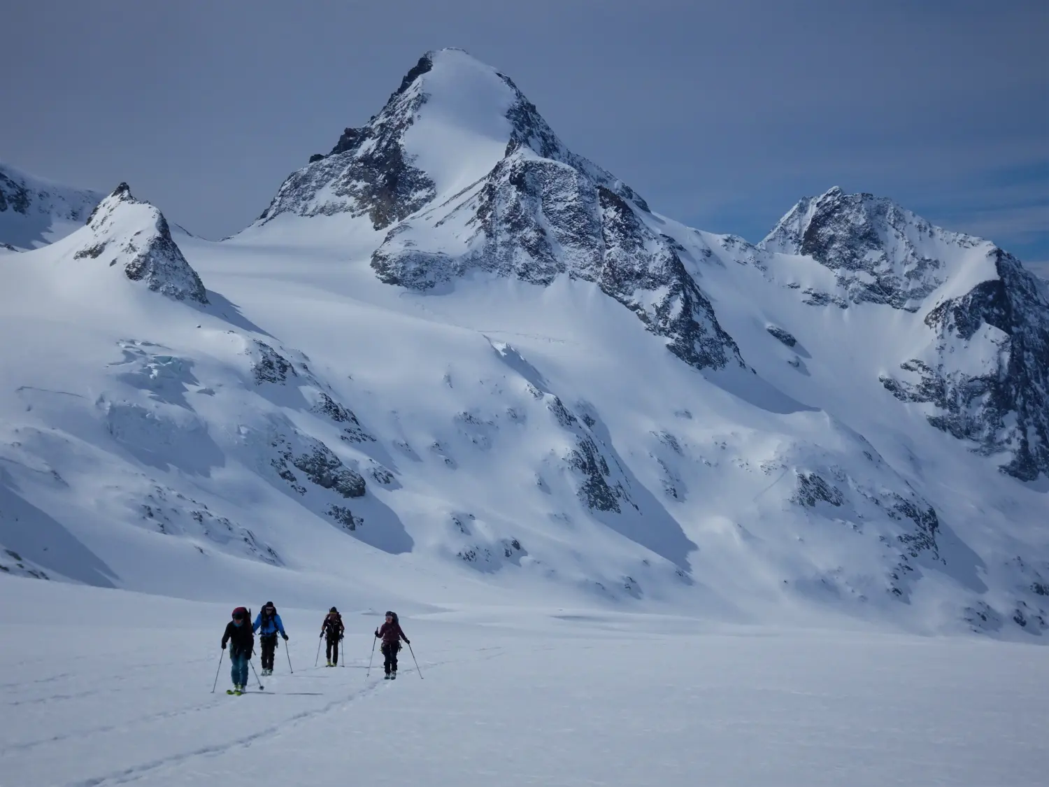 Winterschnee bei Bergspur