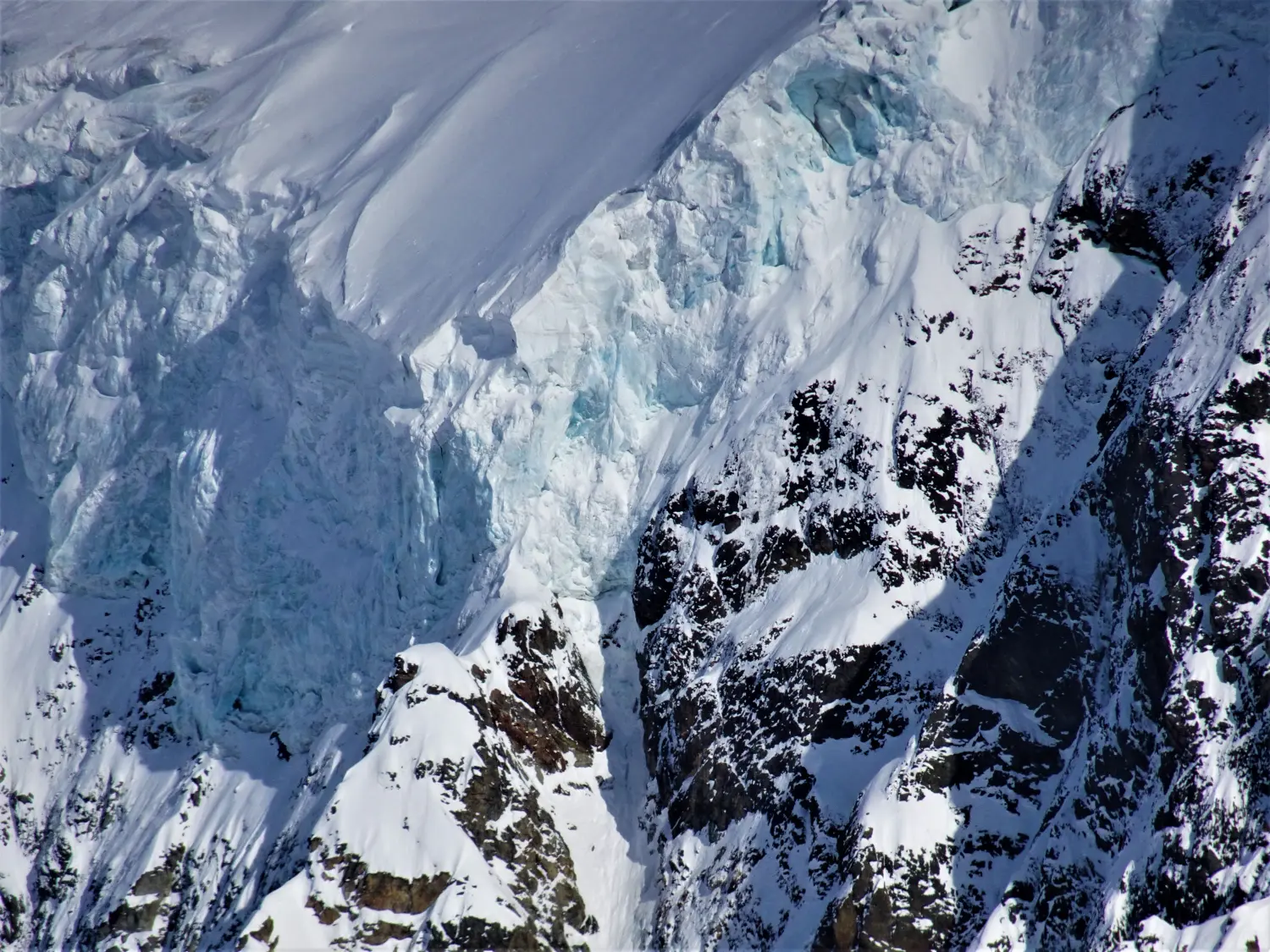 Winterschnee bei Bergspur