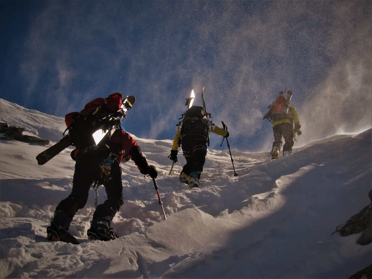 Winterschnee bei Bergspur