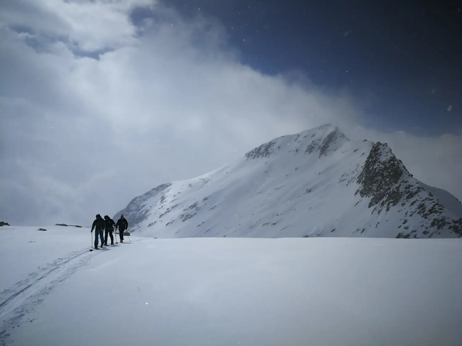 Winterschnee bei Bergspur