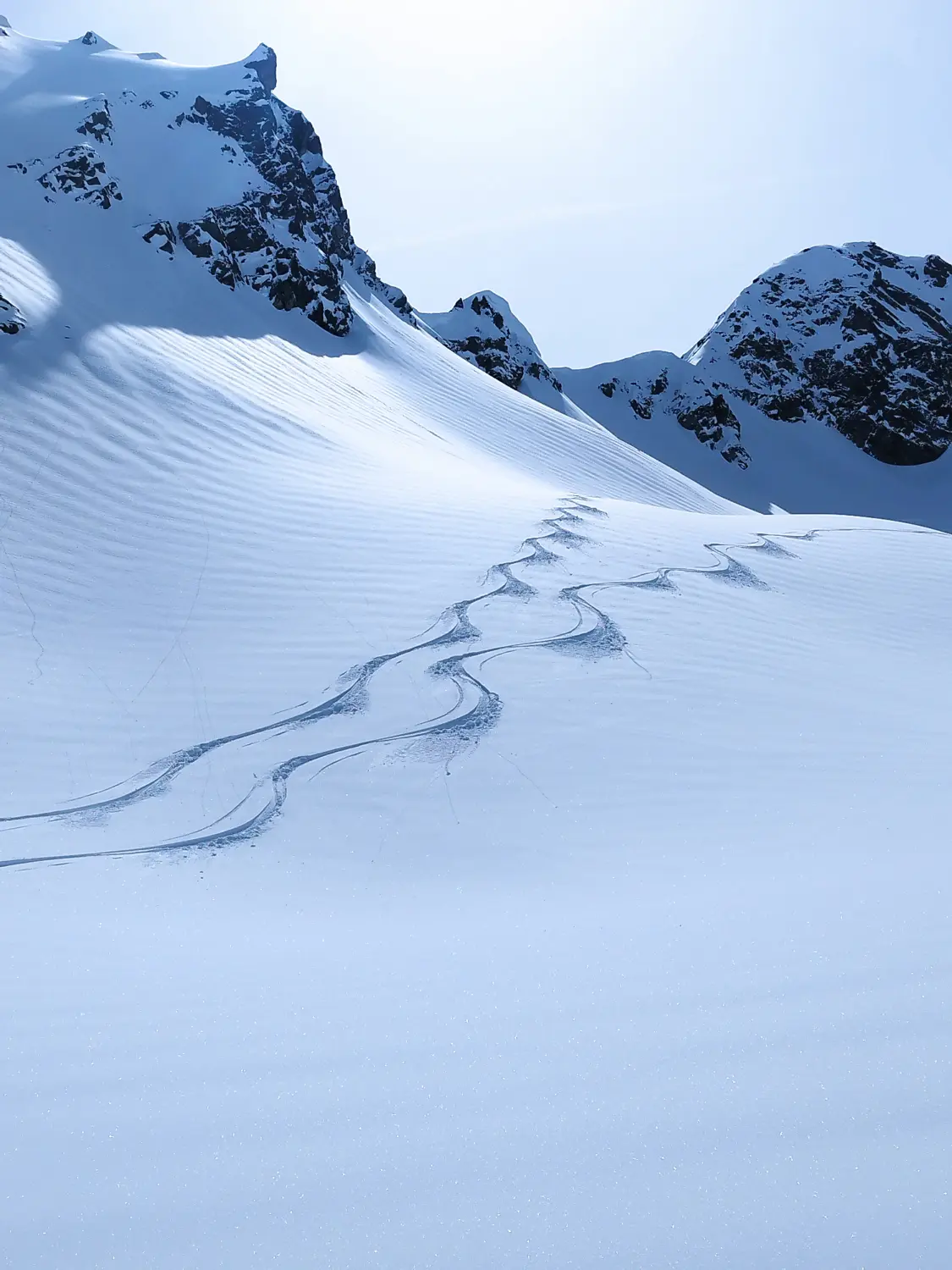 Winterschnee bei Bergspur
