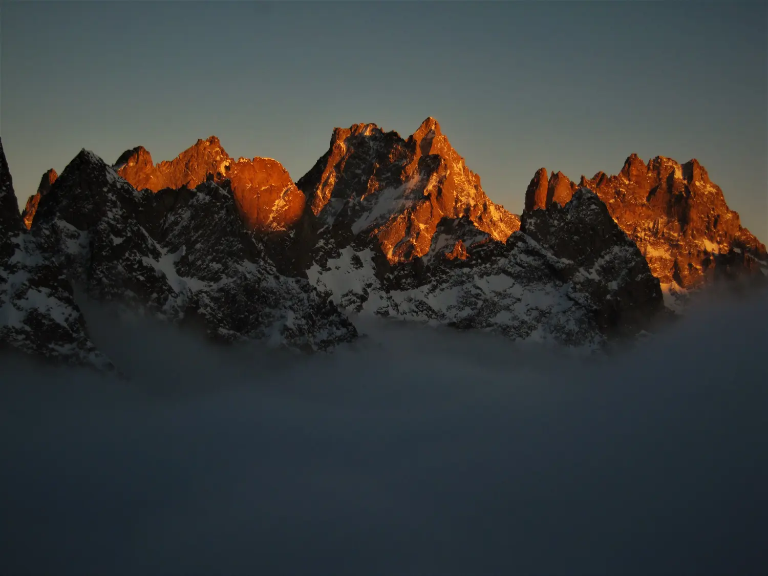 Winterschnee bei Bergspur