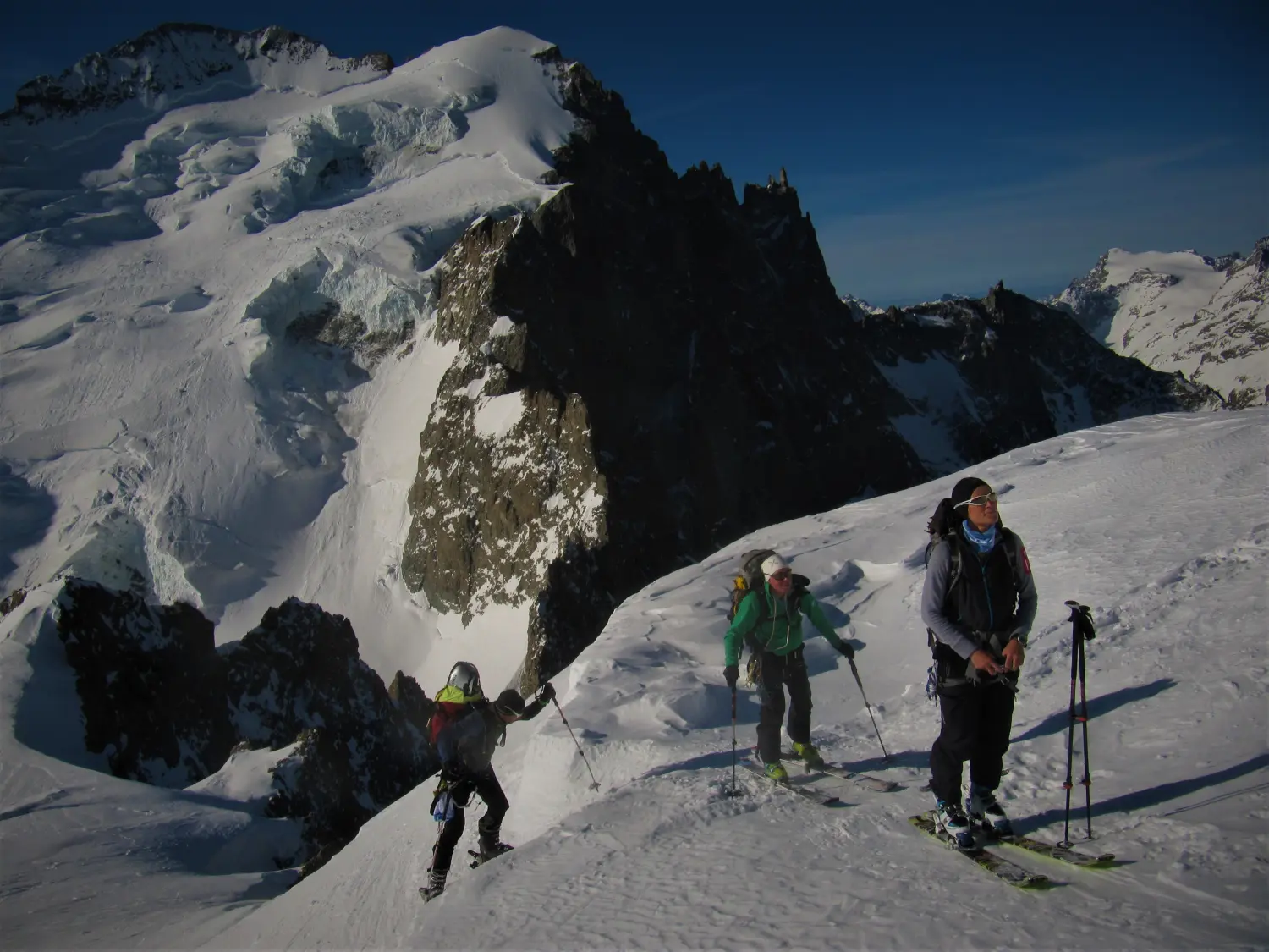 Winterschnee bei Bergspur