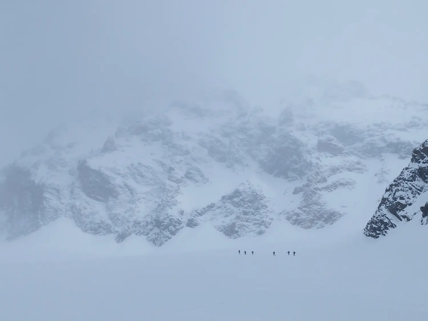Winterschnee bei Bergspur