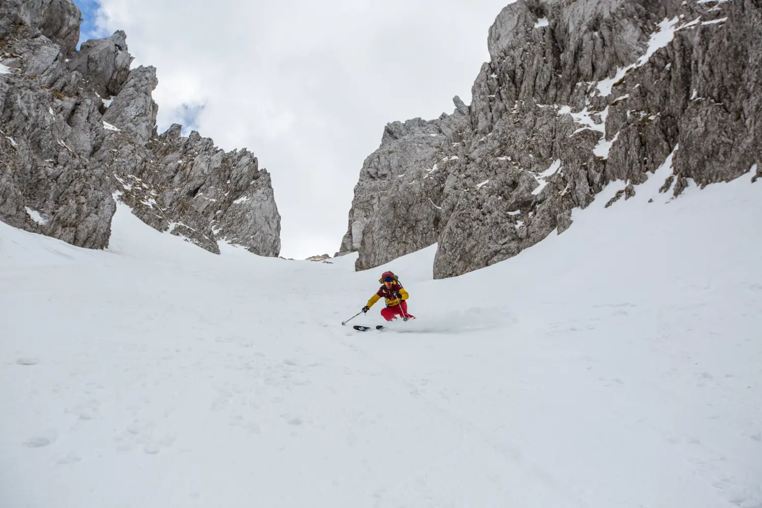 Winterschnee bei Bergspur