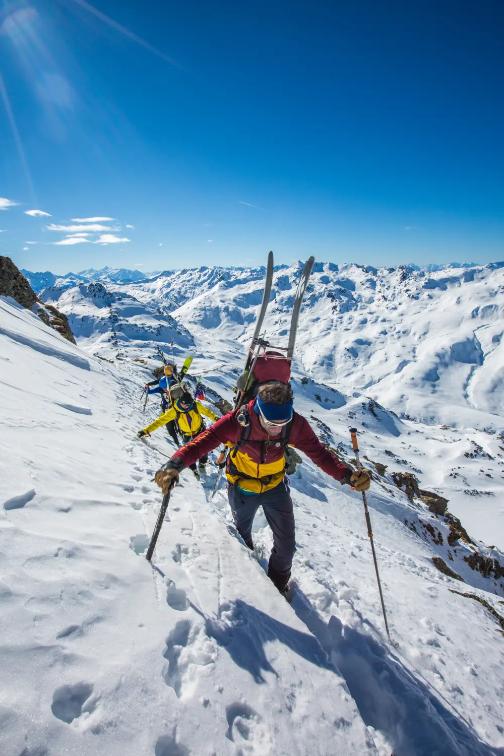 Winterschnee bei Bergspur