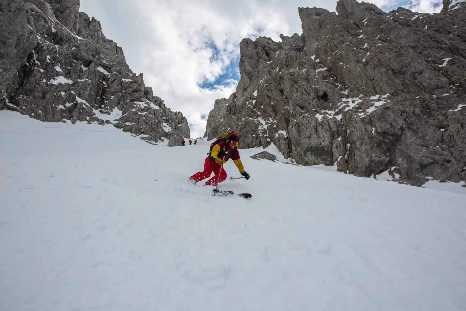 Winterschnee bei Bergspur