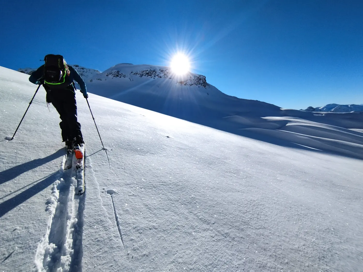 Winterschnee bei Bergspur