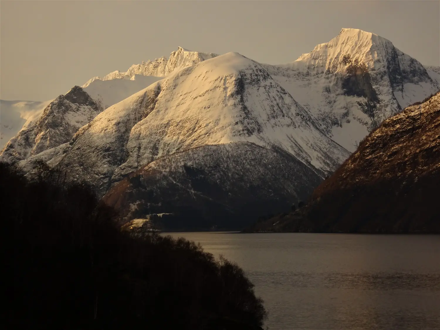 Norwegen von Bergspur