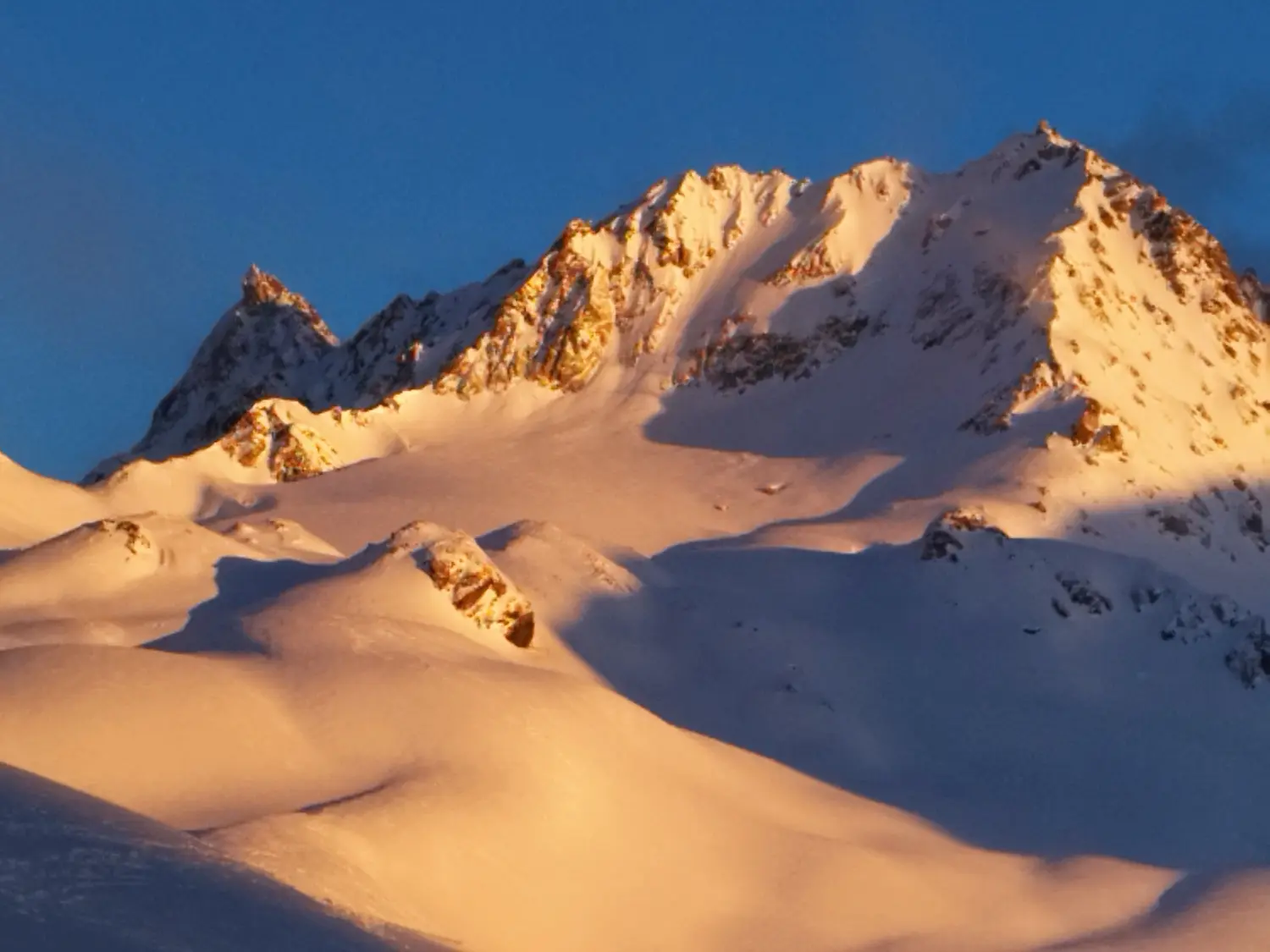 Winterschnee bei Bergspur