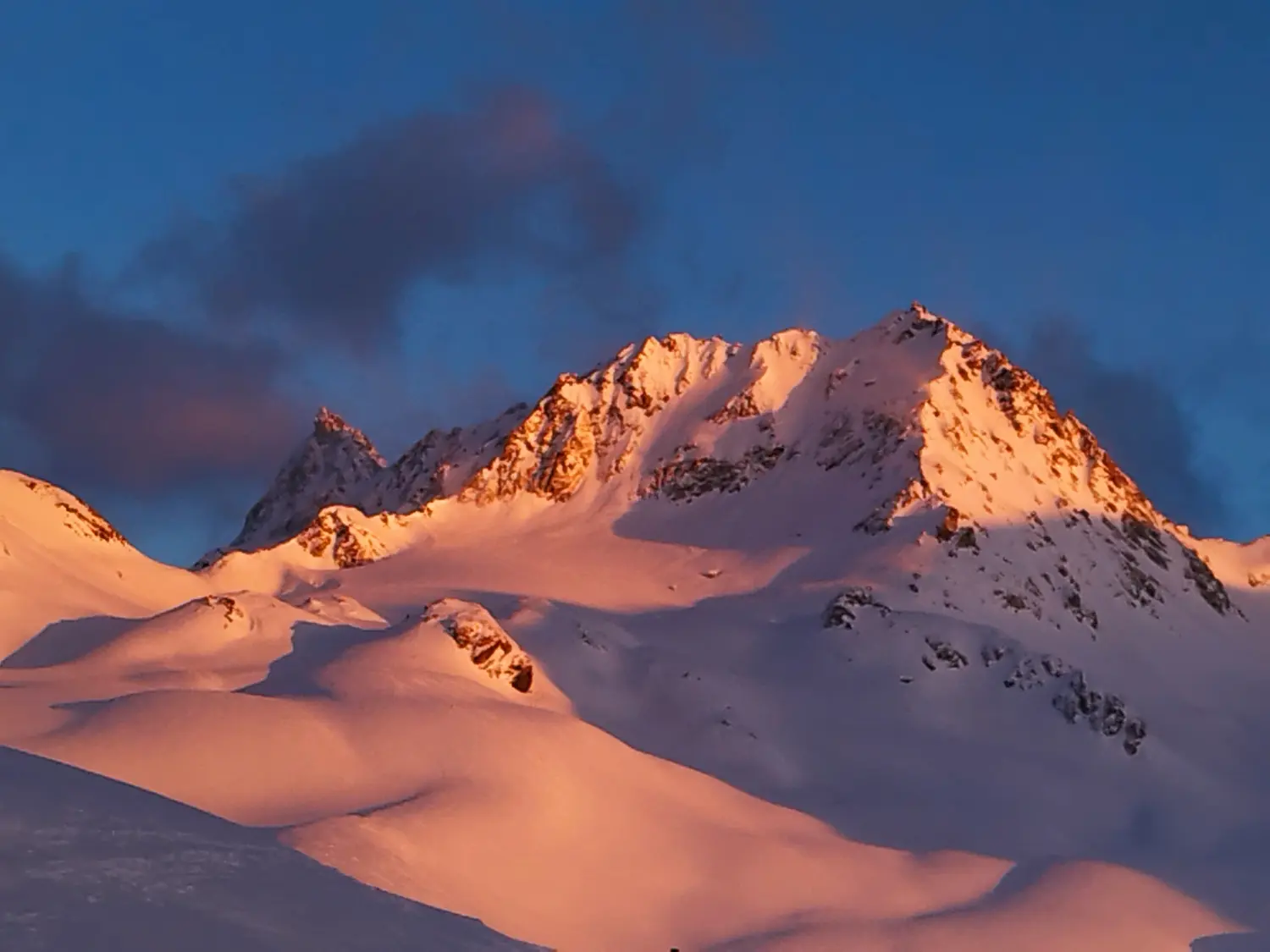 Winterschnee bei Bergspur