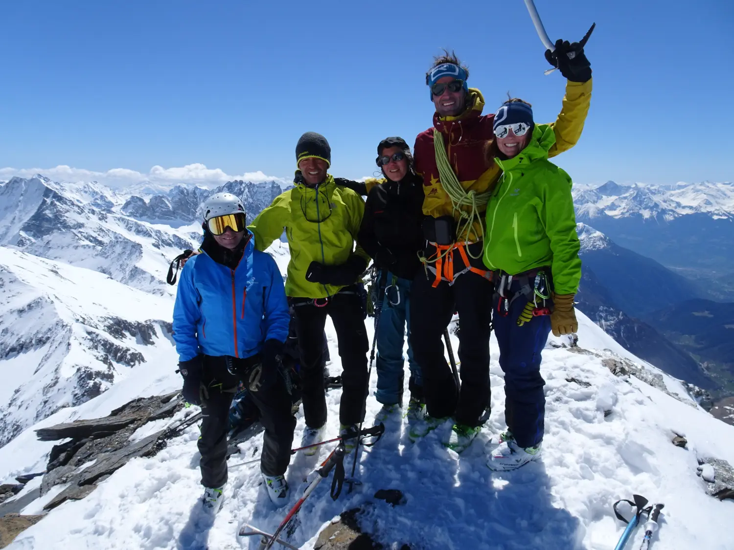 Winterschnee bei Bergspur
